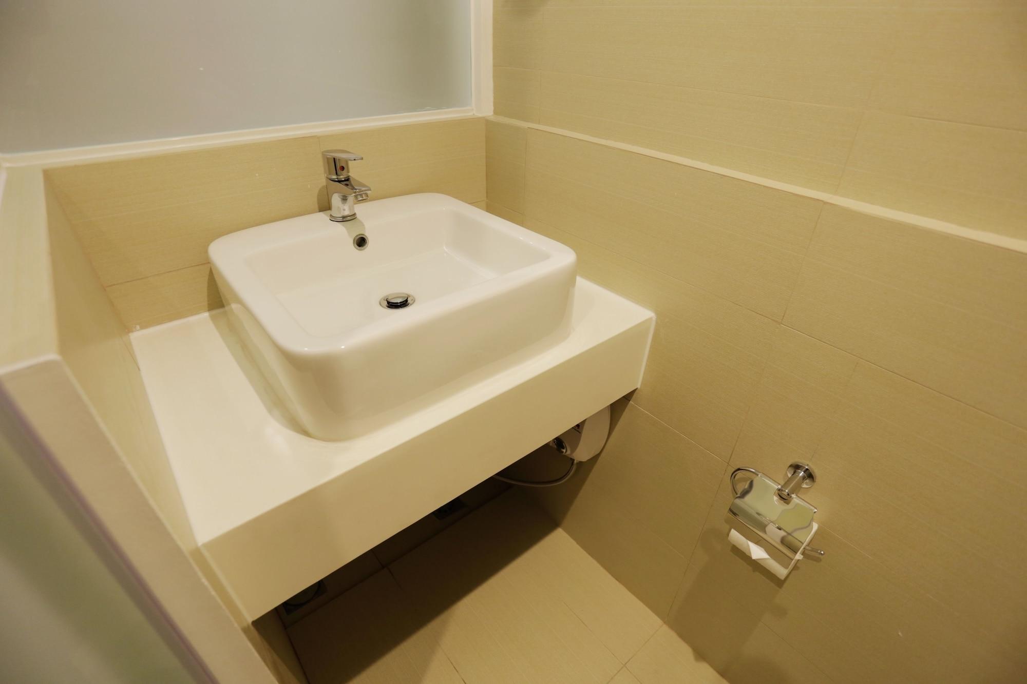 Go Hotels Timog Кесон Сити Екстериор снимка