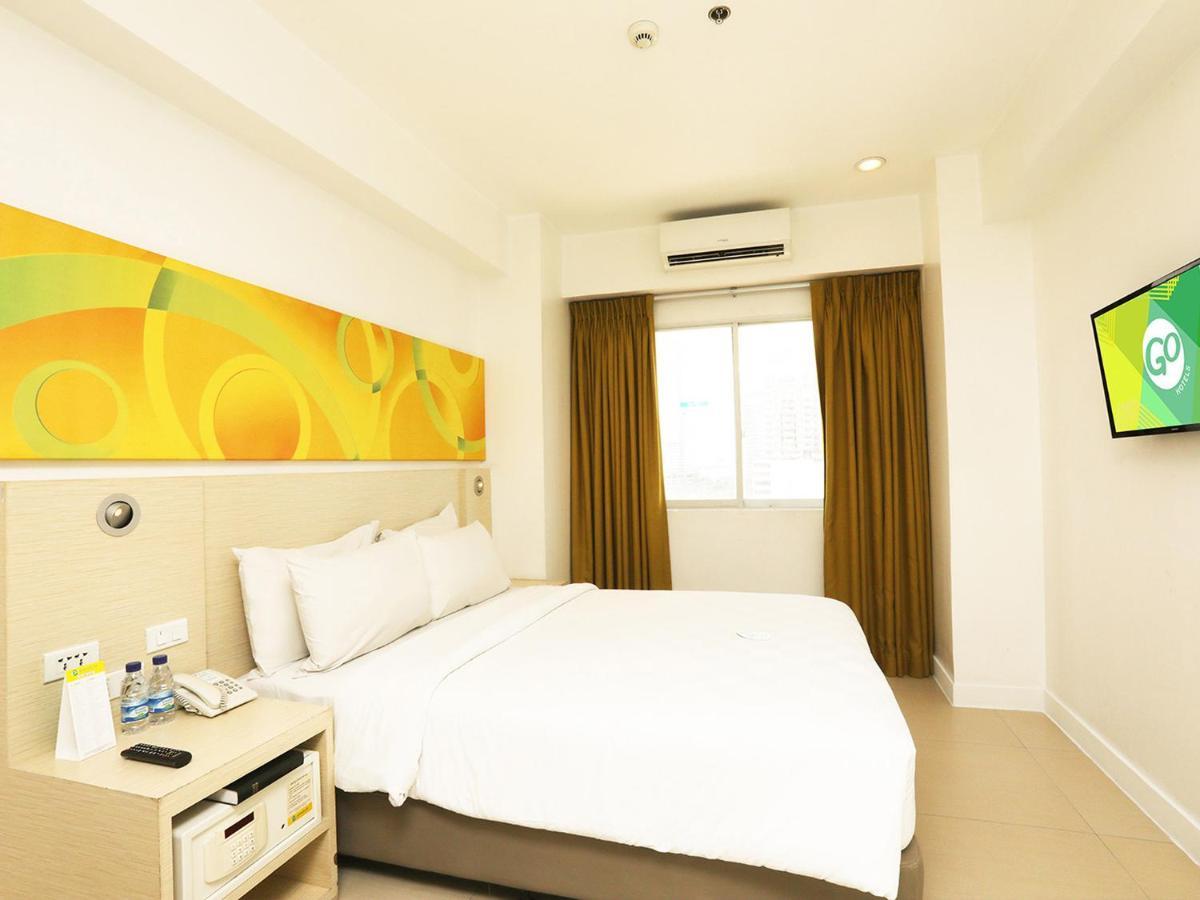 Go Hotels Timog Кесон Сити Екстериор снимка