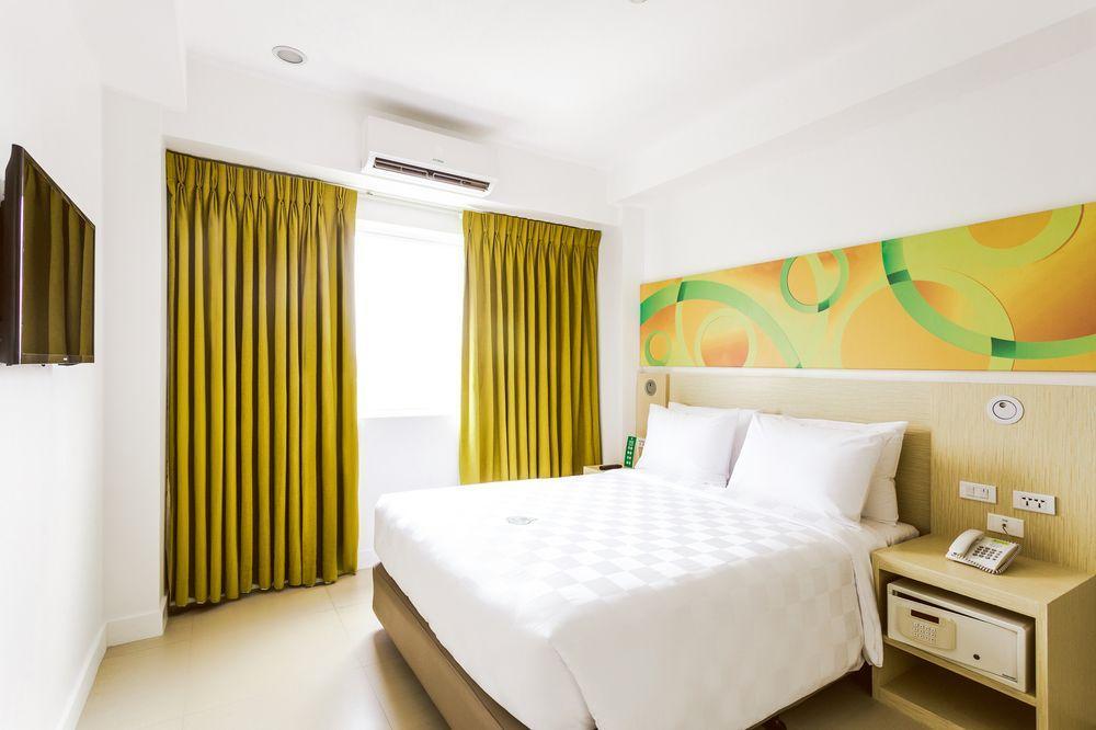 Go Hotels Timog Кесон Сити Екстериор снимка