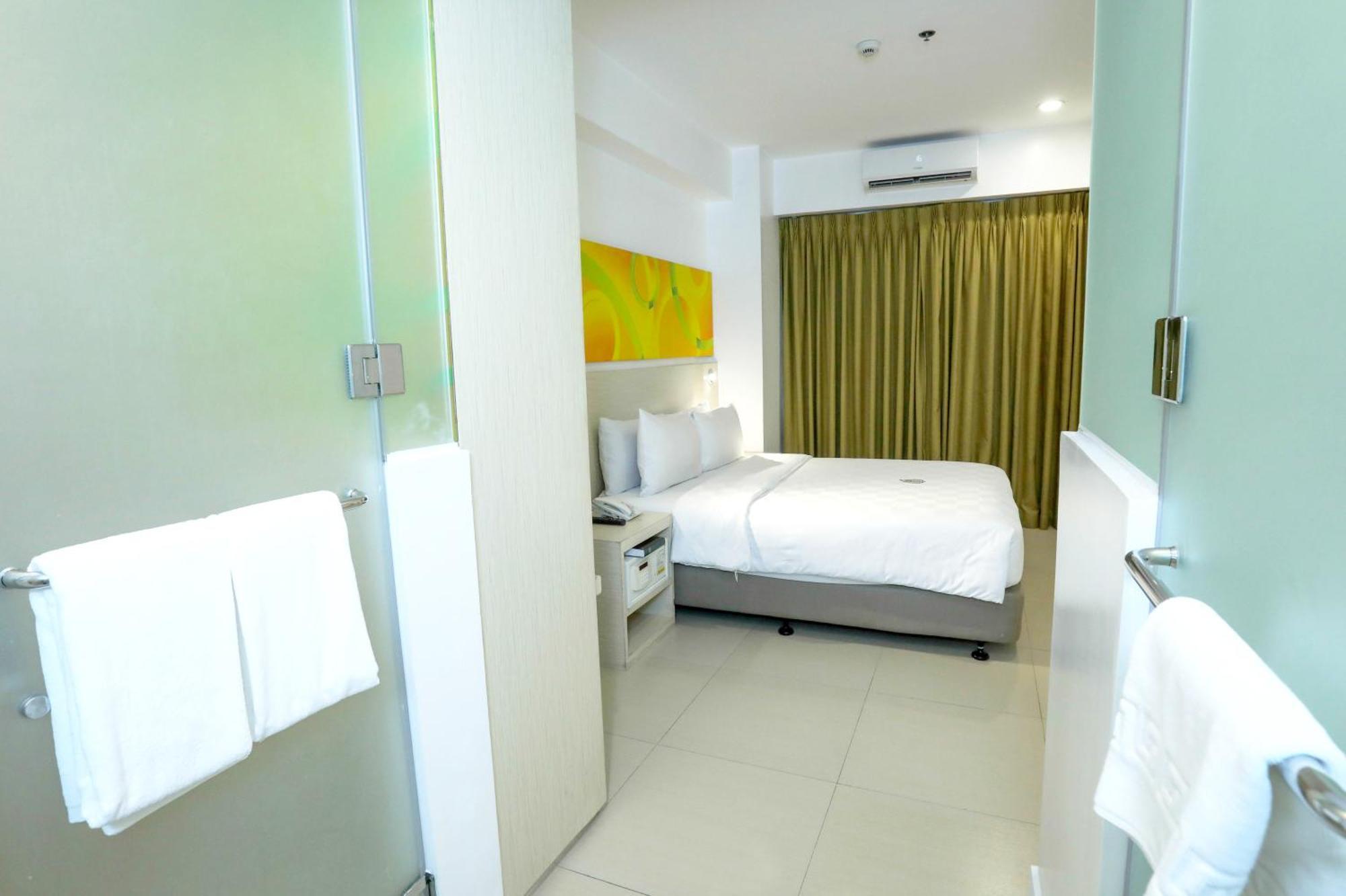 Go Hotels Timog Кесон Сити Екстериор снимка